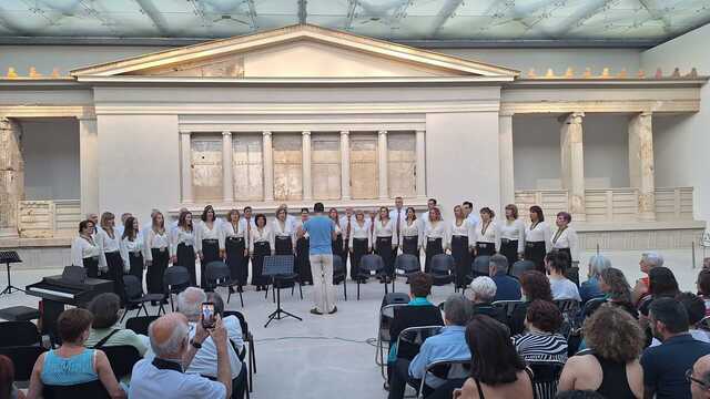 Το Σωματείο 'Ωδείο Ναούσης' 'καταχειροκροτήθηκε στη  συνάντηση Χορωδιών στο νέο Μουσείο Αιγών