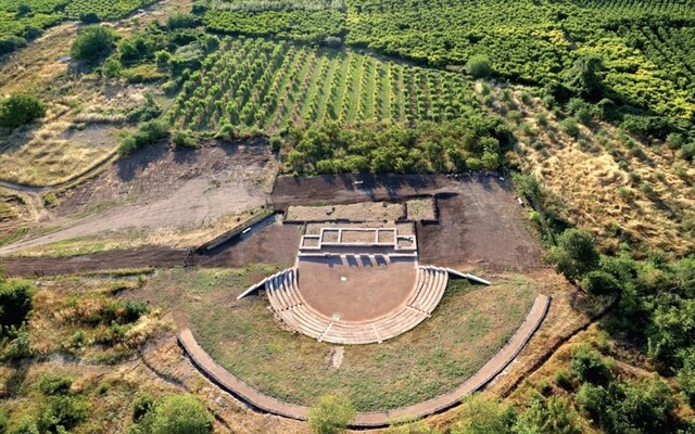 Μενδώνη και Κουτσογιάννης υπογράφουν τη σύμβαση  για την ανάδειξη του Αρχαίου Θεάτρου της Μϊεζας